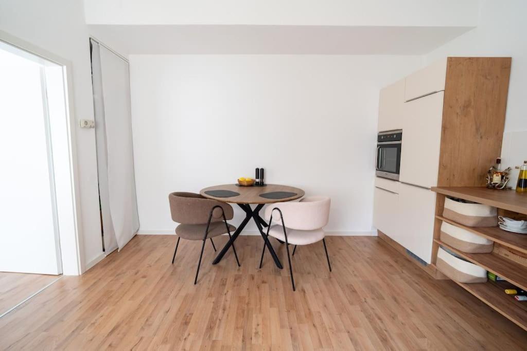 Wohnung Naehe Stadtzentrum Mit Wohnzimmer Und Kueche Coblenza Esterno foto